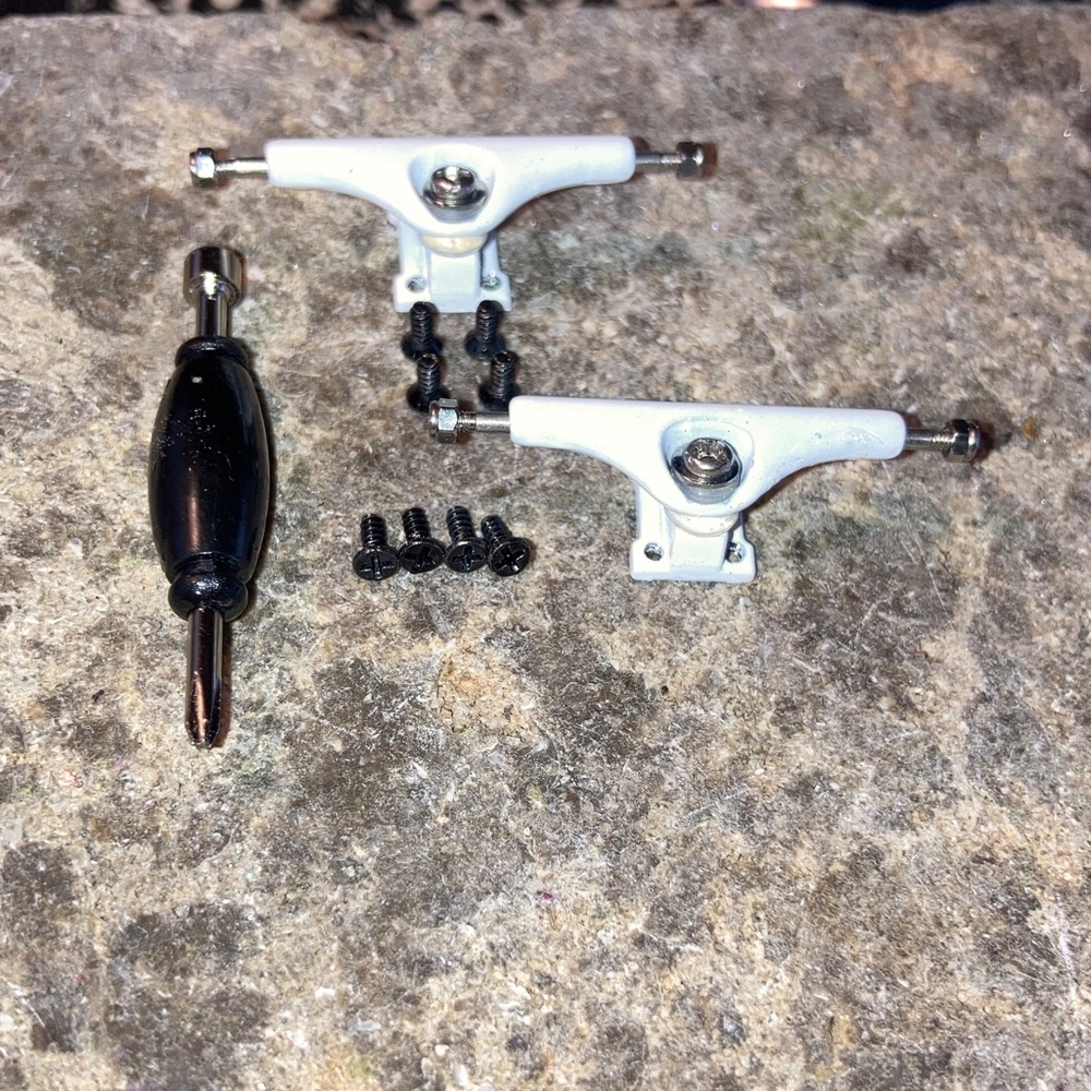 34mm reverse kingpin fingerboard trucks